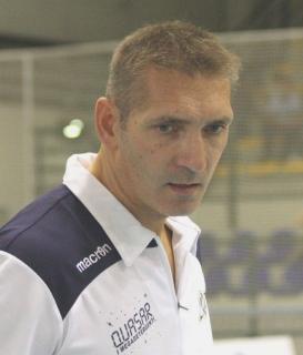 A destra coach Cantagalli è deluso dalle prestazioni della sua squadra; a sinistra un’azione della Quasar
