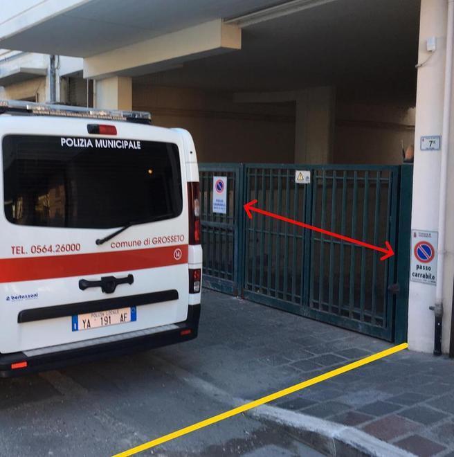 Vigili bloccano passo carraio 