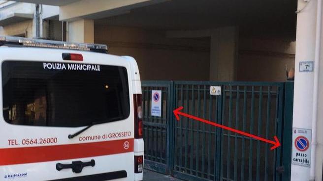 Vigili bloccano passo carraio