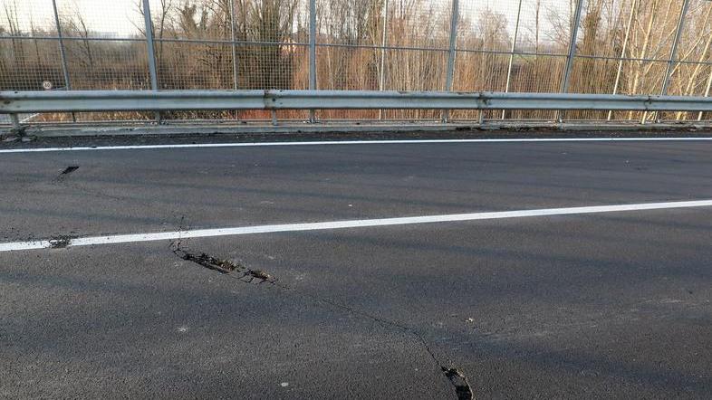 Riaperto il ponte sulla Ferrara-Mare «Struttura sana Asfalto sul giunto»