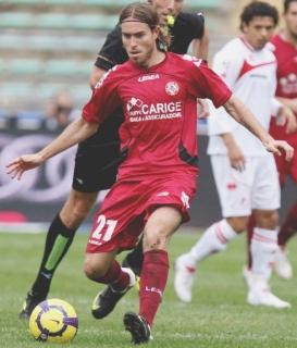<strong>ROCCIA.</strong> Davide Moro contro il milanista David Beckham e a destra in azione