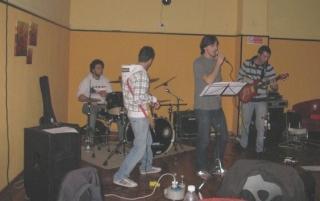 Un gruppo si esibisce al Black Jack Cafè