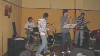 Un gruppo si esibisce al Black Jack Cafè