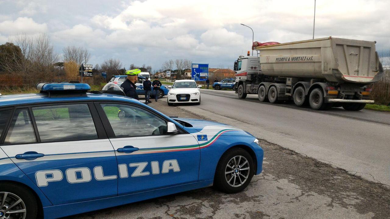 Una volante della polizia di Stato (foto d'archivio)