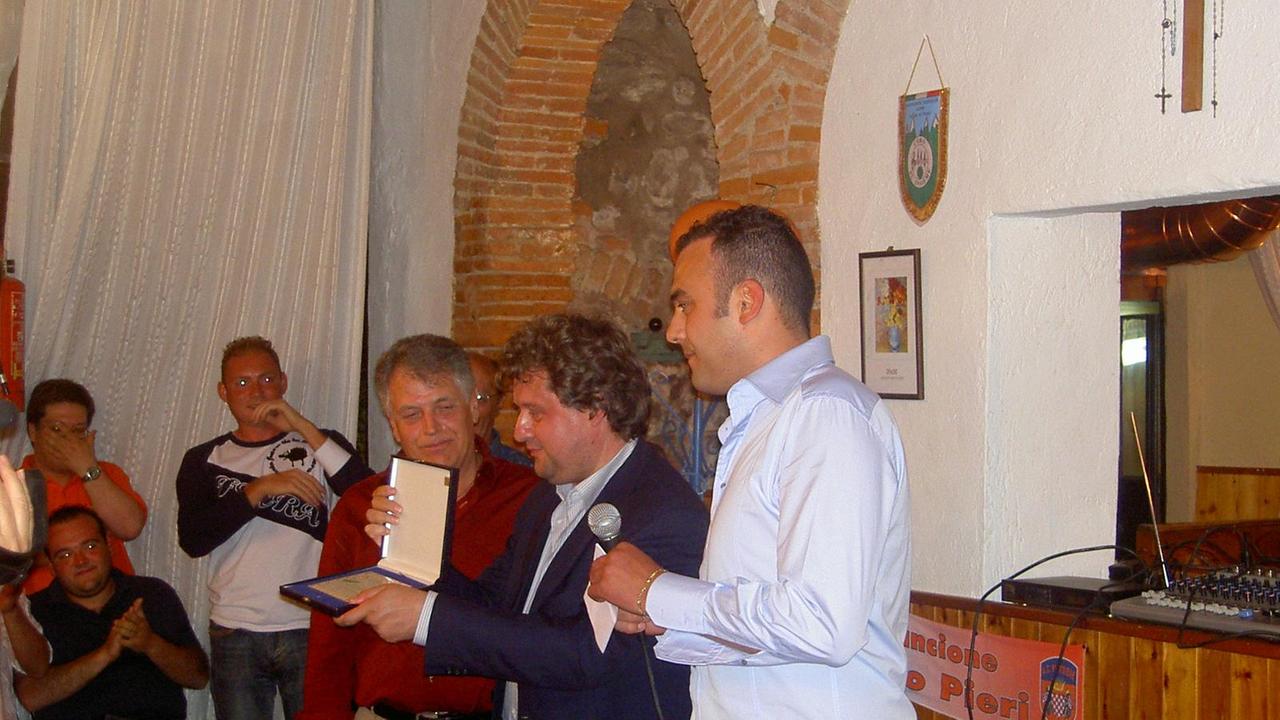 Nella foto mentre il tifoso arancione Michele Gigante mostra la targa
