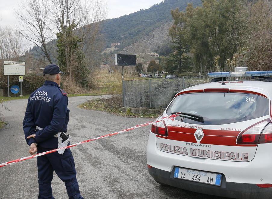Trovato morto con un filo di ferro al collo in un canale