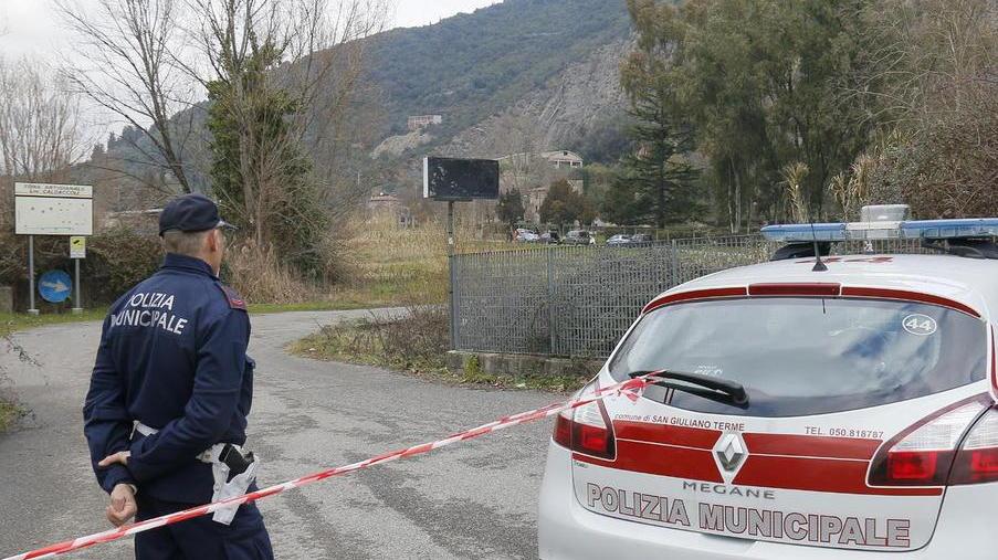 Trovato morto con un filo di ferro al collo in un canale