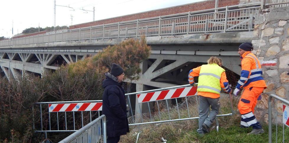 Gli operai al lavoro per posizionare le transenne (foto Corrado Salvini/Pentafoto)