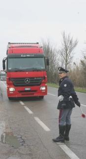Un poliziotto della Stradale ferma un tir