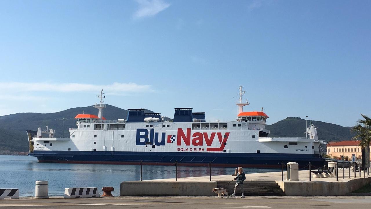 Il traghetto Blu Navy a Portoferraio