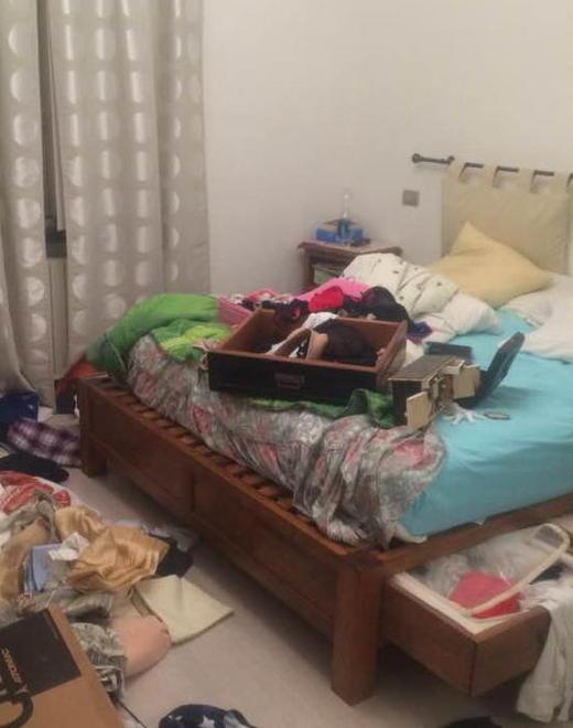 Una camera da letto messa a soqquadro dai ladri (foto d'archivio)
