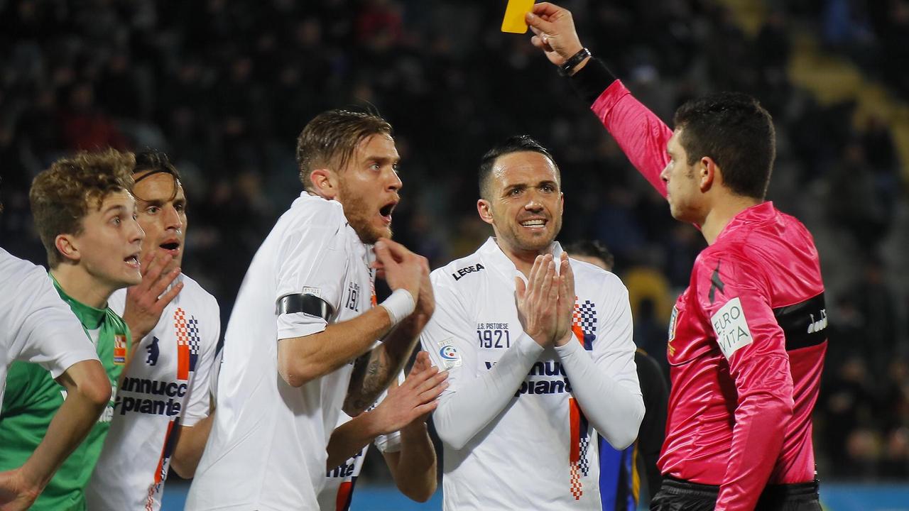 L'ammonizione di Terigi durante il match Pisa-Pistoiese