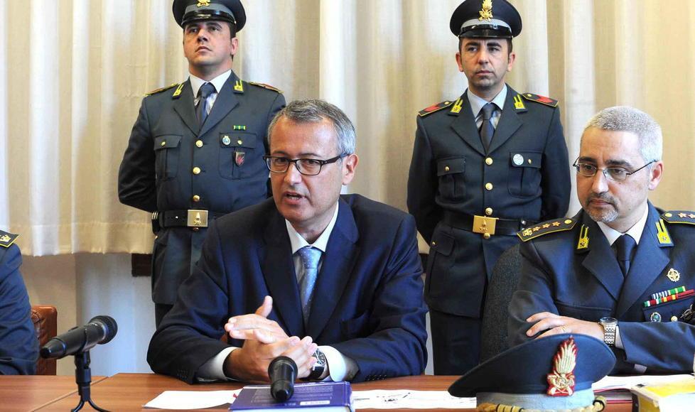 Il sostituto procuratore Giuseppe Grieco ed i finanzieri (Foto Gori)