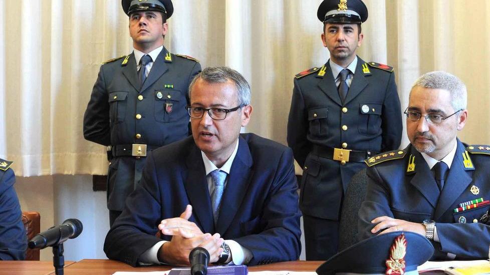 Il sostituto procuratore Giuseppe Grieco ed i finanzieri (Foto Gori)