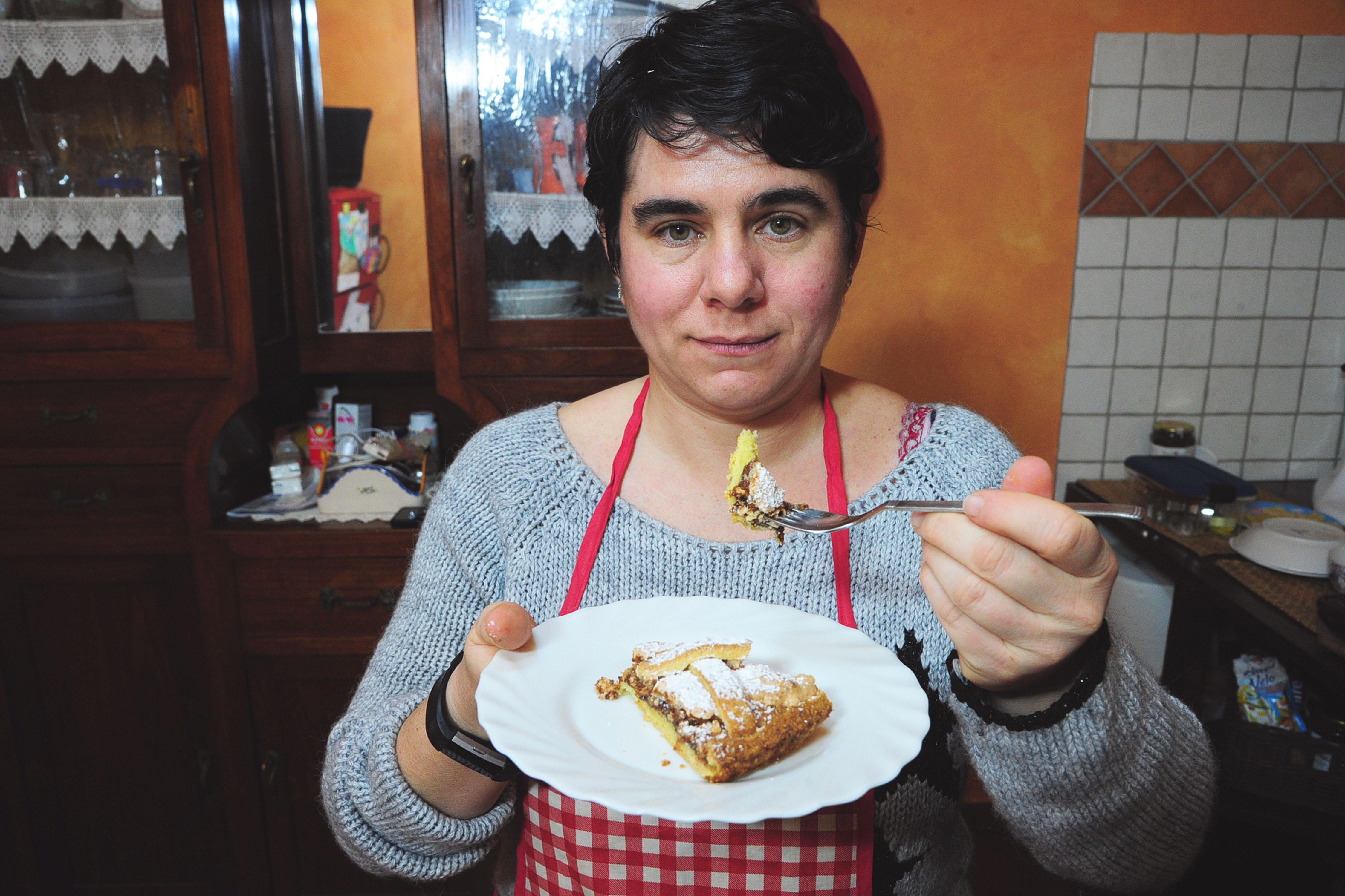 Amaretti e meringa per una torta che sa di famiglia e di tradizioni