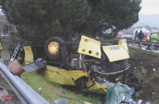 I resti del pullman finito nella scarpata allo svincolo di Massa della A12