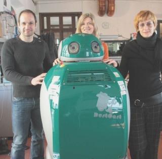 Sopra il robot insieme a Francesco Ceccarelli, Barbara Mazzolai (al centro) e Irene Mannari A sinistra il prototipo del Dustcart, il robot spazzino che una volta in produzione costerà circa 25mila euro