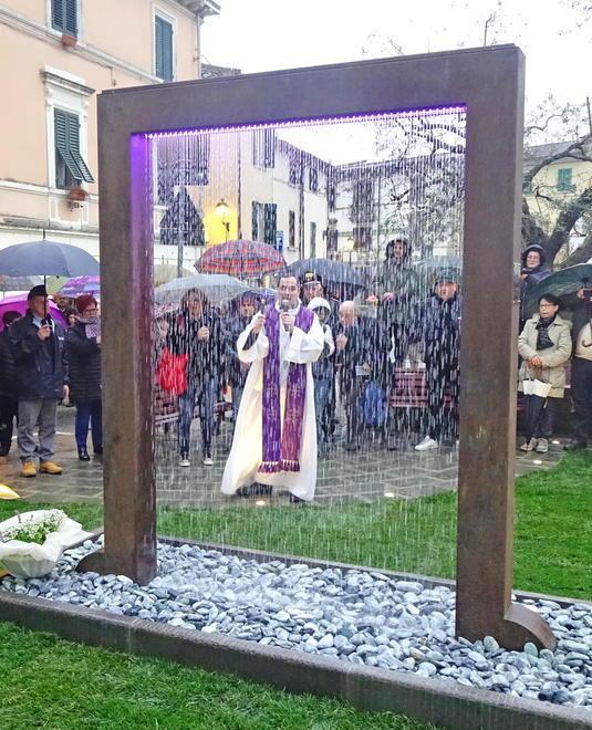 Nella piazza per il partigiano ecco la fontana per le Foibe 