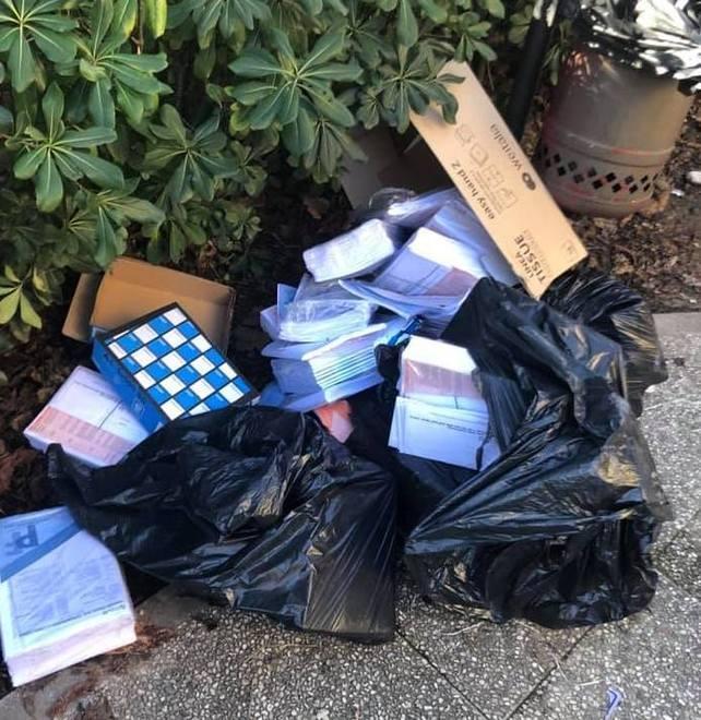 Rifiuti abbandonati davanti all’anagrafe 