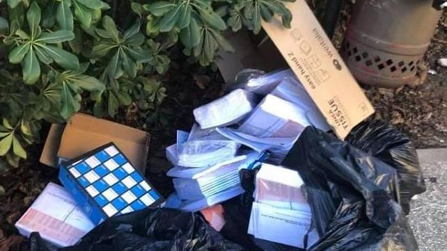 Rifiuti abbandonati davanti all’anagrafe