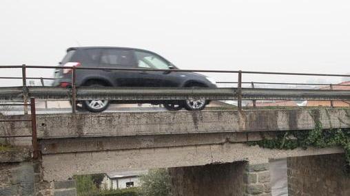 Fessure nei pilastri: ponte di Alberghi vietato ai camion