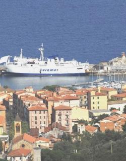 Un’immagine del centro abitato e del porto di Rio Marina