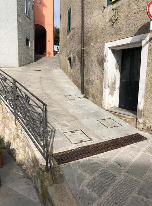 Odore di gasolio dalle fogne Il sindaco: «È un mistero» 