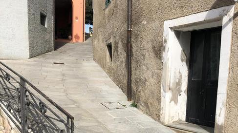 Odore di gasolio dalle fogne Il sindaco: «È un mistero»