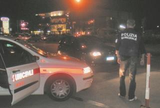 La pattuglia della polizia municipale nei pressi del Cineplex