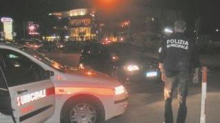 La pattuglia della polizia municipale nei pressi del Cineplex