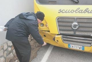 Scuolabus contro auto: 15 bambini feriti