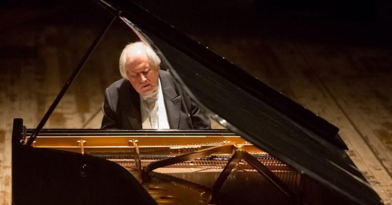Sokolov, la magia del pianoforte per le note di Beethoven e Brahms 
