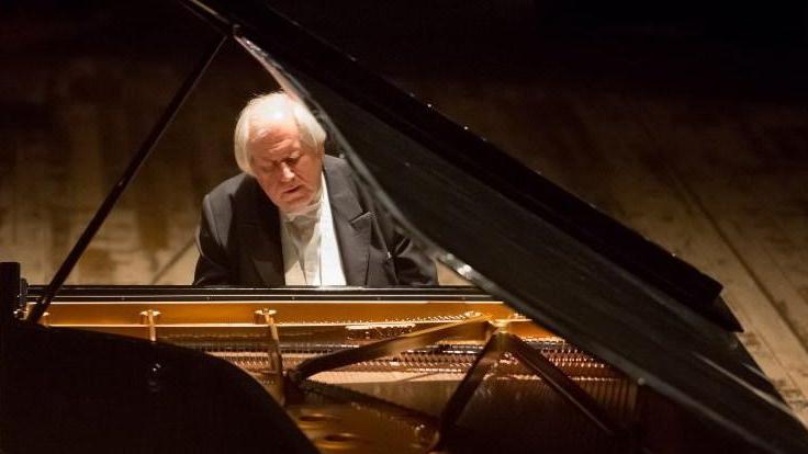 Sokolov, la magia del pianoforte per le note di Beethoven e Brahms