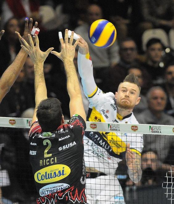 I tifosi chiedono le scuse di Zaytsev: faccia a faccia con lo Zar in tribuna 