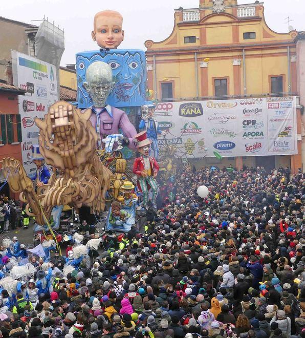 Debutta il carnevale Cinque carri in lizza tra ironia e gettito sul circuito in centro 