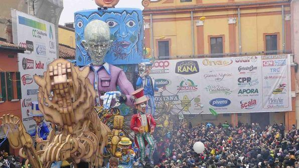 Debutta il carnevale Cinque carri in lizza tra ironia e gettito sul circuito in centro