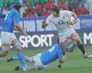 Un placcaggio di Paul Derbyshire durante Italia Inghilterra di domenica scorsa. Sopra, Paul col compagno di Nazionale Andrea Barbieri e, a destra in azione quando giocava nel campionato francese