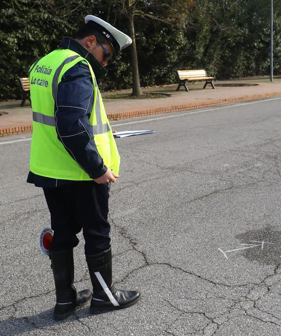 Scontro tra auto e bici Una donna all’ospedale
