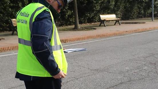 Scontro tra auto e bici Una donna all’ospedale