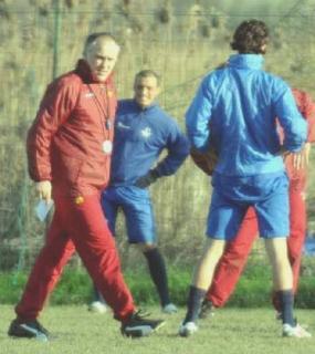 Mister Tazzioli durante gli allenamenti