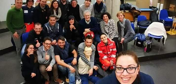 I volontari Ema insegnano a usare il defibrillatore 
