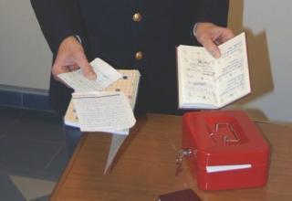 <strong>I REGISTRI </strong>Un agente mostra i quadernetti sui quali i trafficanti tenevano la contabilità