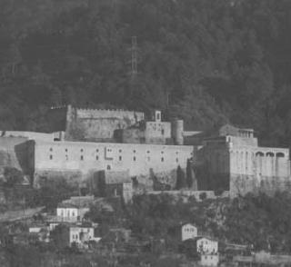 Il castello Malaspina e piazza Aranci