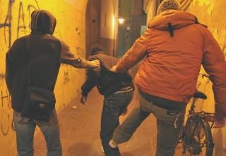 Sotto, i controlli effettuati dalla polizia e dai vigili alla stazione, uno dei quartieri dove si verificano spesso atti di violenza. Accanto bulli alle prese con un coetaneo