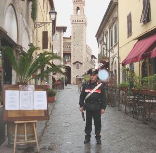Sopra un carabiniere di quartiere nel centro della città