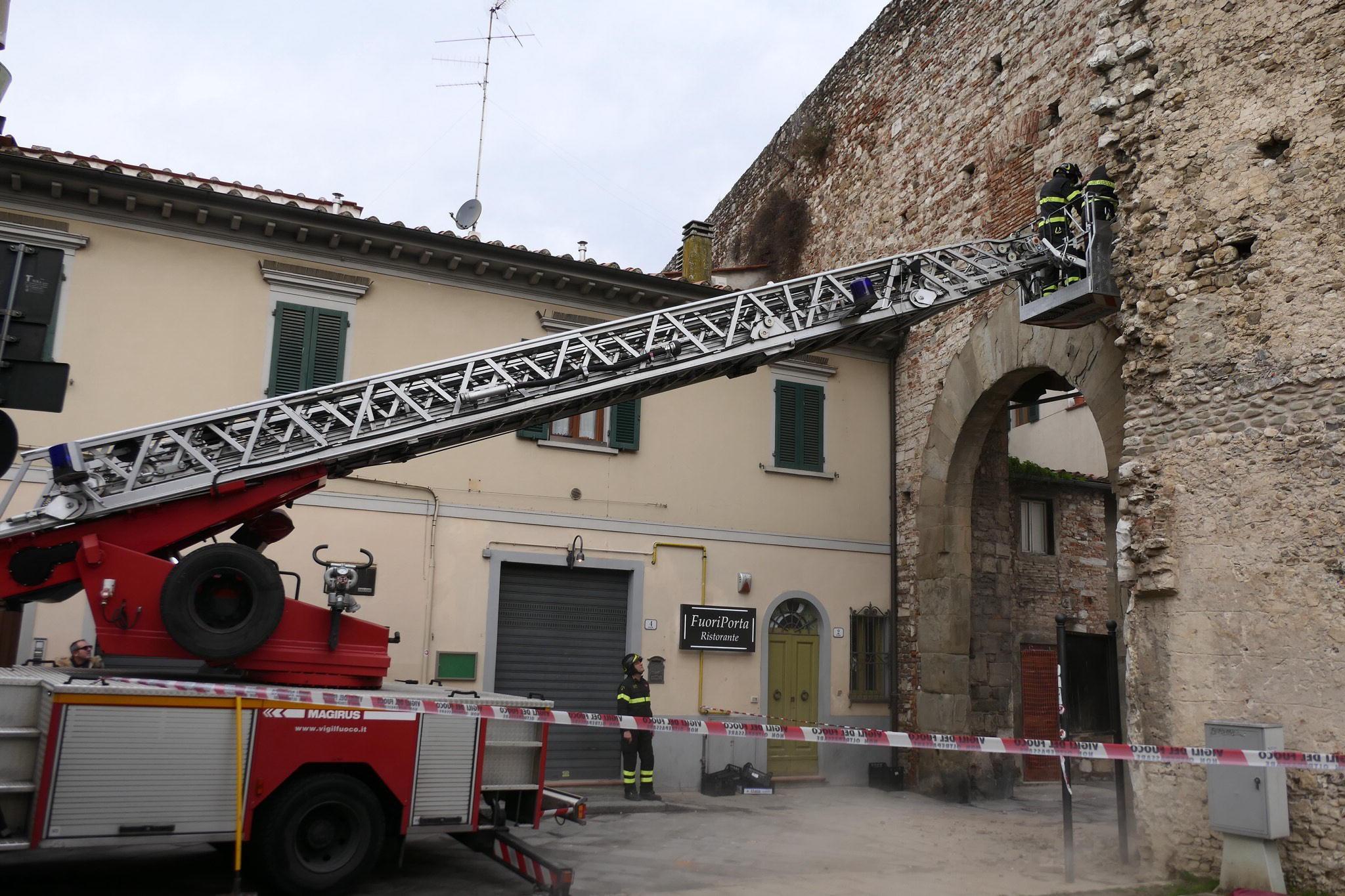 Intervento dei vigili del fuoco alla Porta Santa Trinita (foto Sproviero-Batavia)