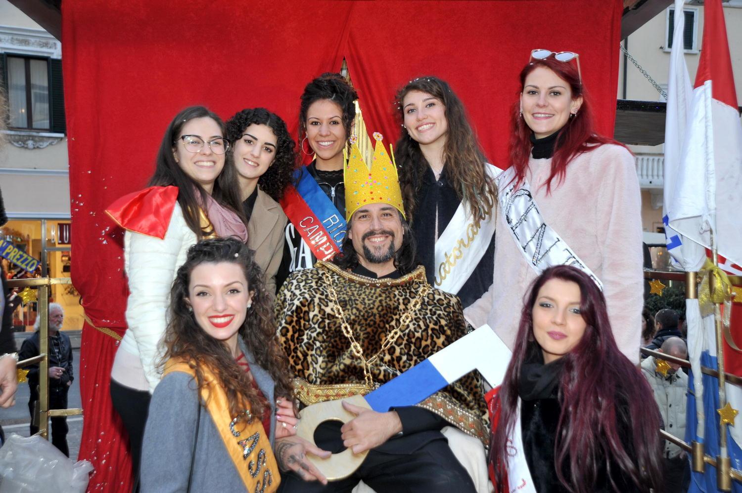 Re Oscar assieme alle otto reginette
