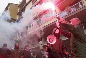Scuola, tensione al corteo uova contro Confindustria
