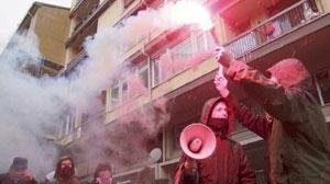 Scuola, tensione al corteo uova contro Confindustria