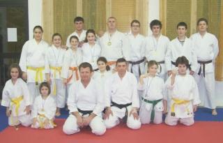 Gli atleti del Shirai karate club Dojo Casino di Terra